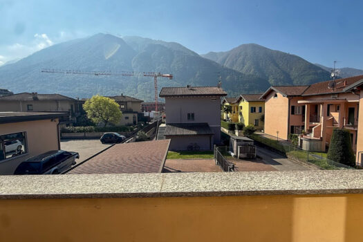 Small villa with a garden in Porlezza – near the town center