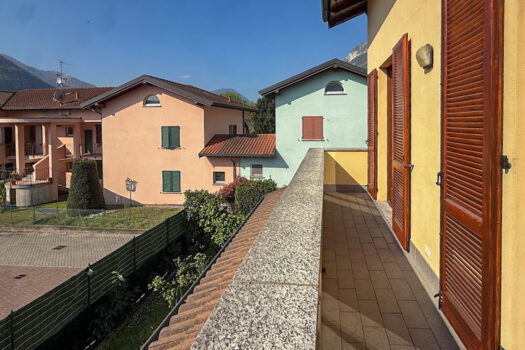 Small villa with a garden in Porlezza – near the town center