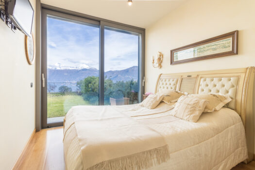 Modern panoramic apartment in Menaggio – with pool and rooftop garden