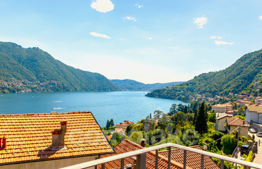 Modern villa with lake view in Moltrasio