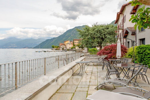 Apartment with balcony directly on the lake near Bellagio