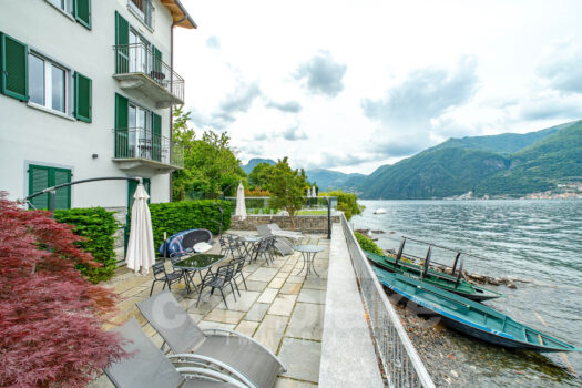 Apartment with balcony directly on the lake near Bellagio