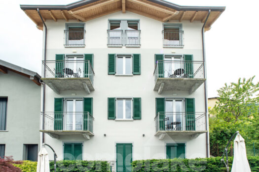 Apartment with balcony directly on the lake near Bellagio