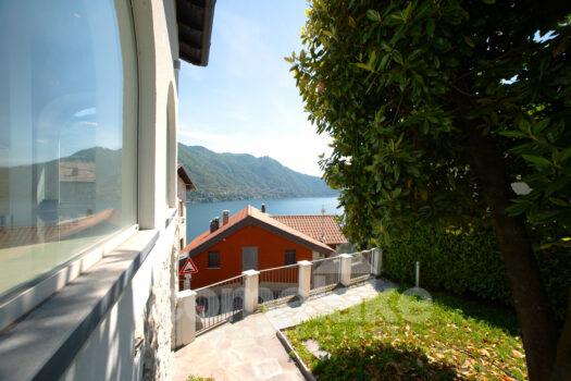Modern villa with lake view in Moltrasio
