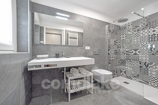 Apartment with balcony directly on the lake near Bellagio
