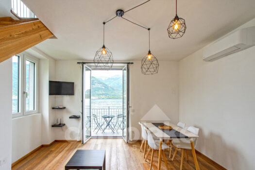 Apartment with balcony directly on the lake near Bellagio