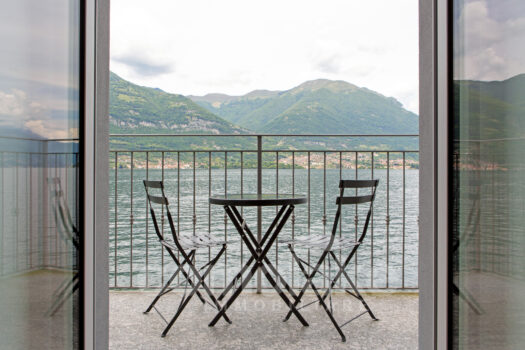 Apartment with balcony directly on the lake near Bellagio