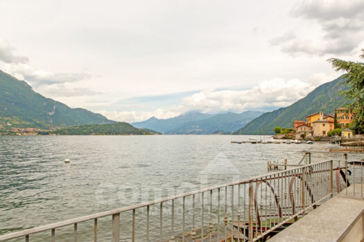 Apartment with balcony directly on the lake near Bellagio
