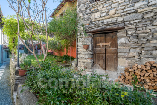 Lake house with garden in Torno