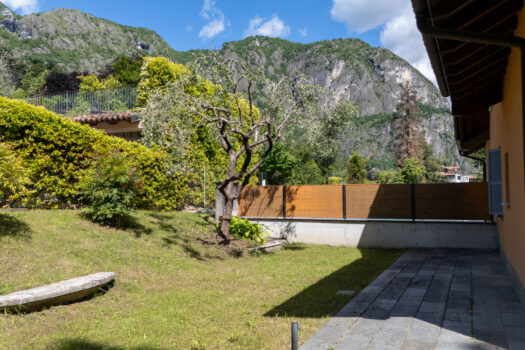 Villa with a garden in Griante – lake view