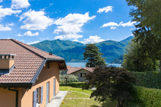 Villa with a garden in Griante – lake view