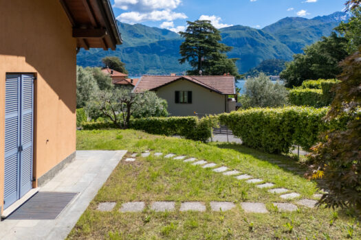 Villa with a garden in Griante – lake view