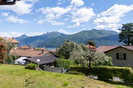 Villa with a garden in Griante – lake view