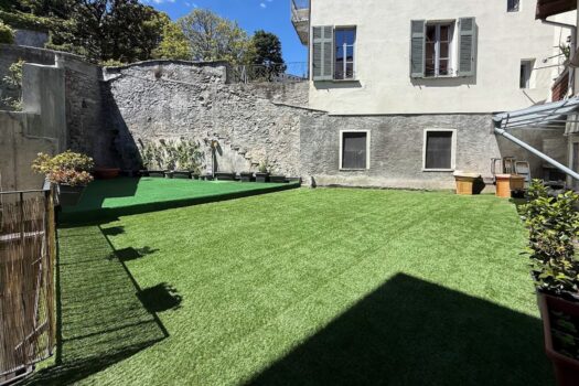 Renovated three-bedroom apartment in downtown Menaggio – with a garage and an 85-square-meter terrace