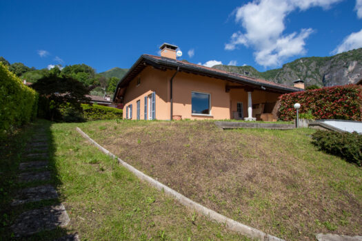 Villa with a garden in Griante – lake view