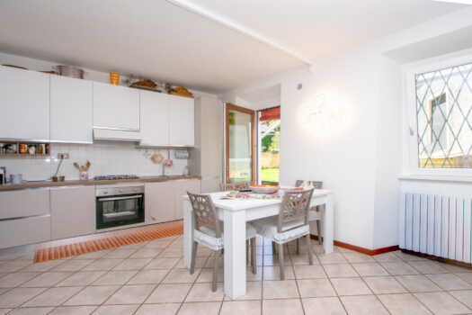 Renovated three-bedroom apartment in downtown Menaggio – with a garage and an 85-square-meter terrace