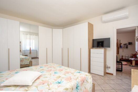 Renovated three-bedroom apartment in downtown Menaggio – with a garage and an 85-square-meter terrace