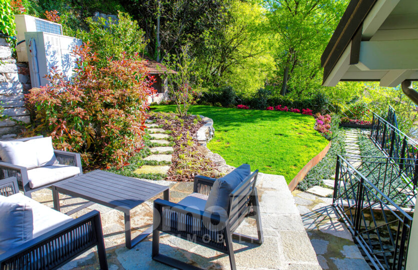 Detached house with a garden and lake view in Carate Urio