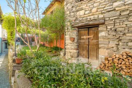 Lake house with garden in Torno