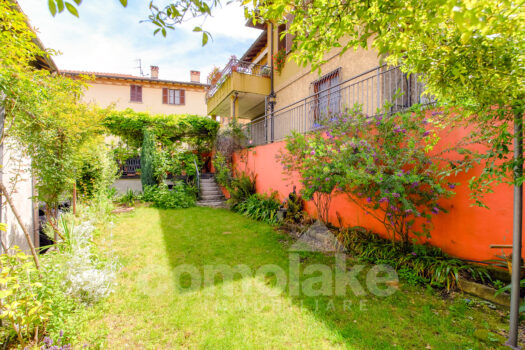 Lake house with garden in Torno