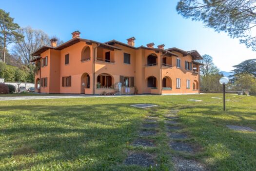 Menaggio β Two one-bedroom apartments with lake views in a residence featuring a historic park
