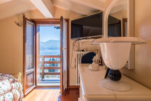 Independent house with a lake view in Argegno