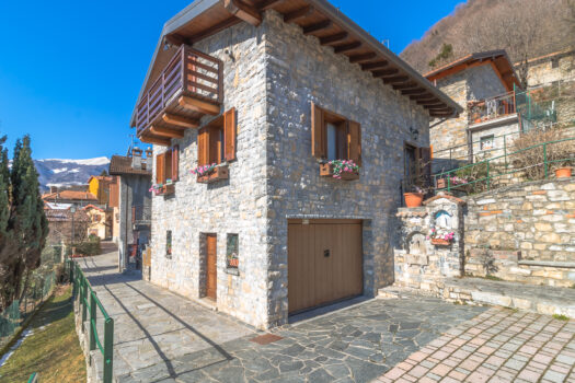 Independent house with a lake view in Argegno