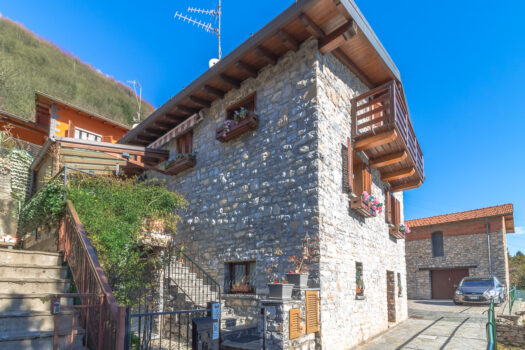 Independent house with a lake view in Argegno