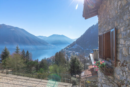 Independent house with a lake view in Argegno