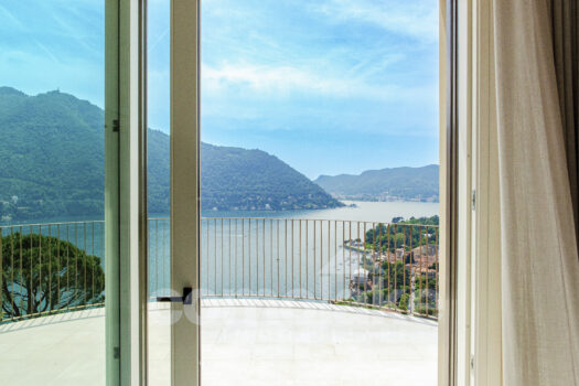 Exclusive apartment in a period villa with a terrace overlooking the lake in Cernobbio