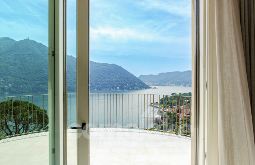 Exclusive apartment in a period villa with a terrace overlooking the lake in Cernobbio