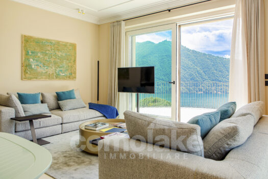 Exclusive apartment in a period villa with a terrace overlooking the lake in Cernobbio