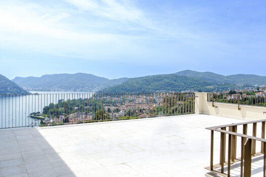 Exclusive apartment in a period villa with a terrace overlooking the lake in Cernobbio