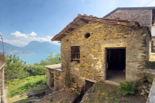 Stone cottage with spectacular lake views in San Siro