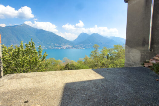 Stone cottage with spectacular lake views in San Siro
