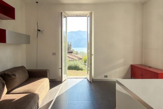 Spacious and refurbished two-room flat with lake views in Griante