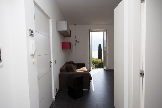 Spacious and refurbished two-room flat with lake views in Griante