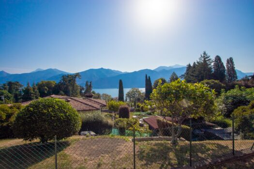 Spacious and refurbished two-room flat with lake views in Griante
