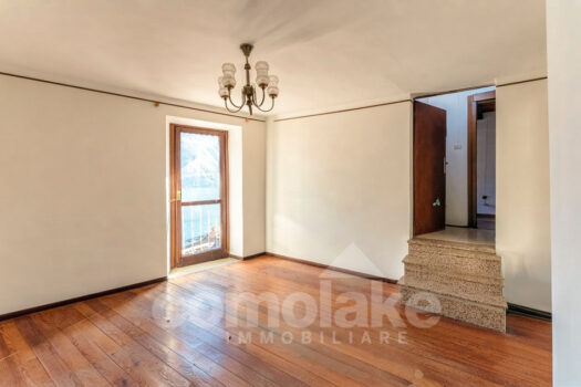 Village house with a spacious terrace in Brienno