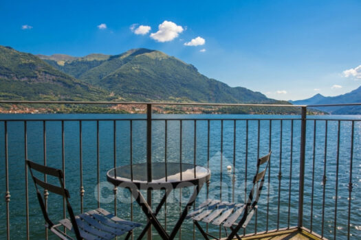 Apartment with balcony directly on the lake near Bellagio
