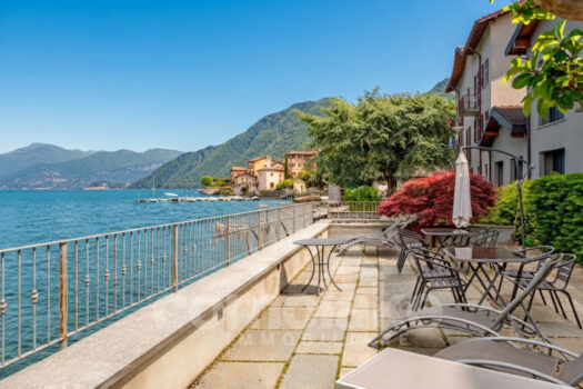 Apartment with balcony directly on the lake near Bellagio