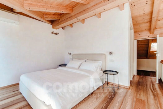 Apartment with balcony directly on the lake near Bellagio