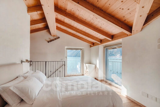 Apartment with balcony directly on the lake near Bellagio
