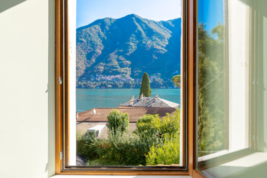 Elegant apartment with a stunning lake view in Laglio