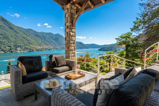 Detached villa with spacious garden and pool overlooking the lake in Moltrasio