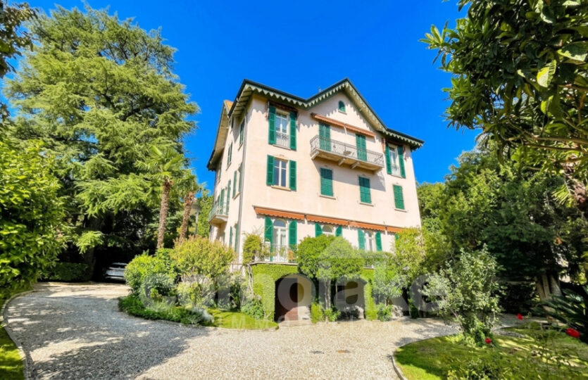 Apartment in a historic villa in the center of Cernobbio