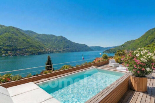 Detached villa with spacious garden and pool overlooking the lake in Moltrasio