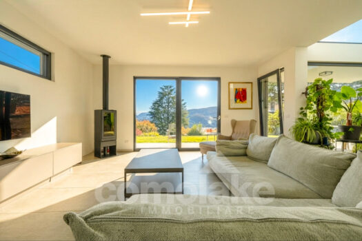 Modern villa with large garden and lake views in Cernobbio