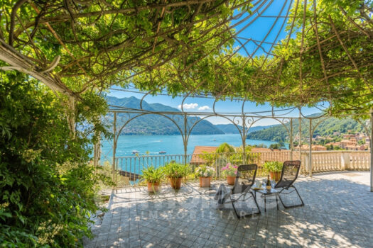 Detached villa with spacious garden and pool overlooking the lake in Moltrasio