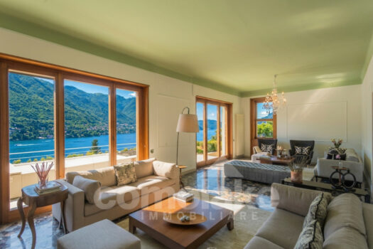 Detached villa with spacious garden and pool overlooking the lake in Moltrasio
